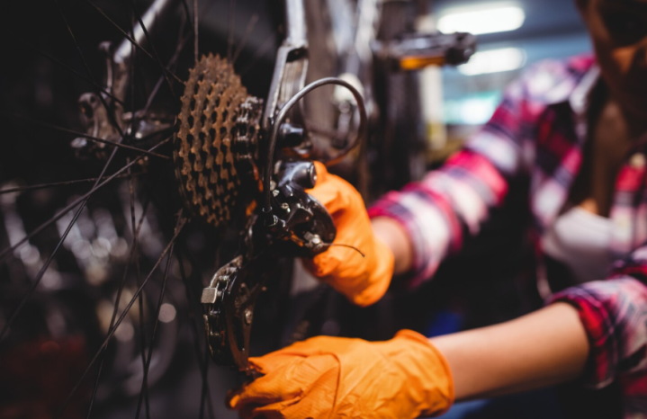 Réparation de vélos, Le Moule